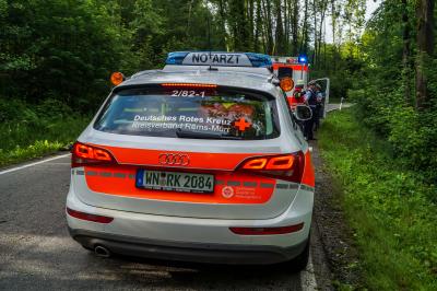 Grosserlach: Ford Fiesta kommt von der Fahrbahn ab und prallt gegen Baum - Fahrer wird schwer verletzt